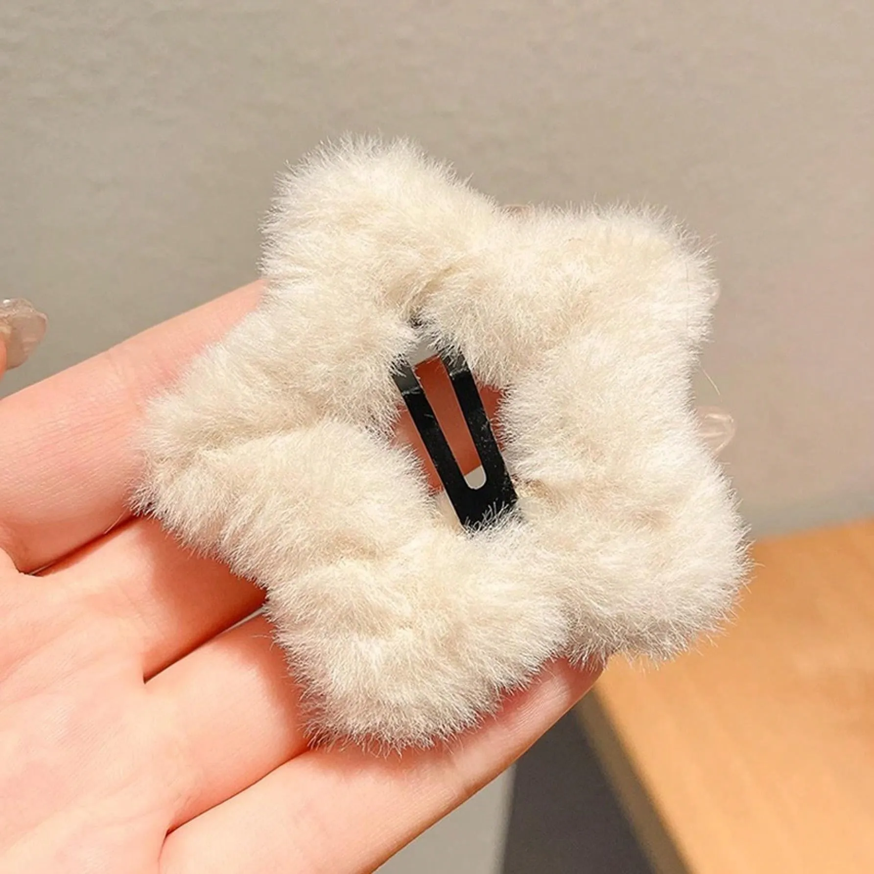 2pcs Fuzzy Star Shaped Hairpins Plush Star Edges Hair Clip for Women Barrette