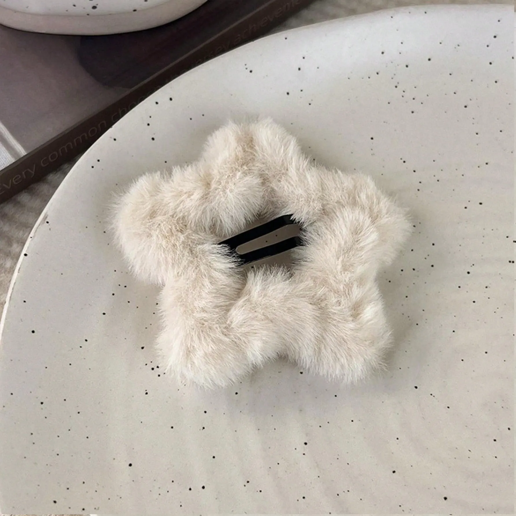 2pcs Fuzzy Star Shaped Hairpins Plush Star Edges Hair Clip for Women Barrette