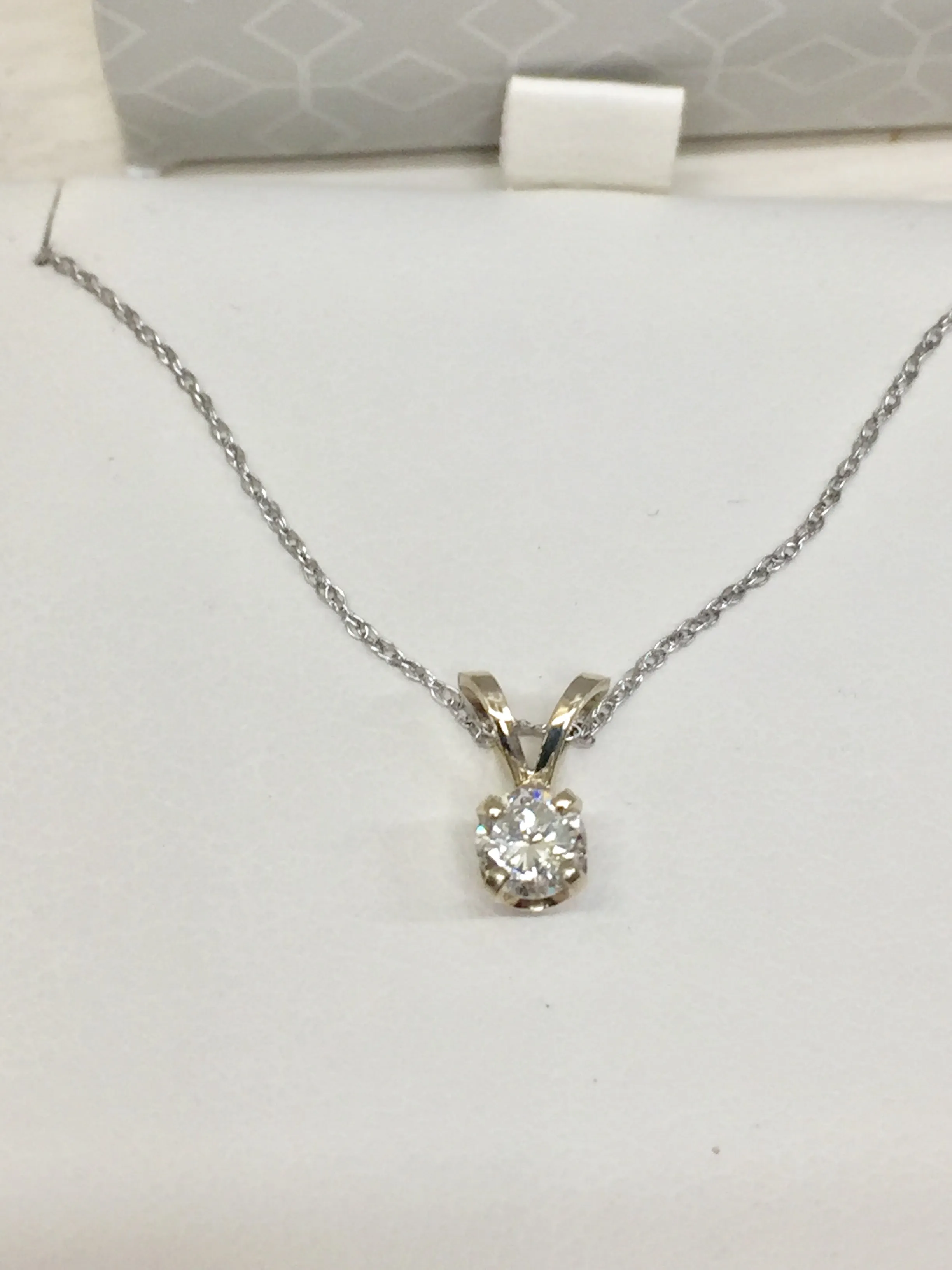 Diamond Pendant With Chain White Gold